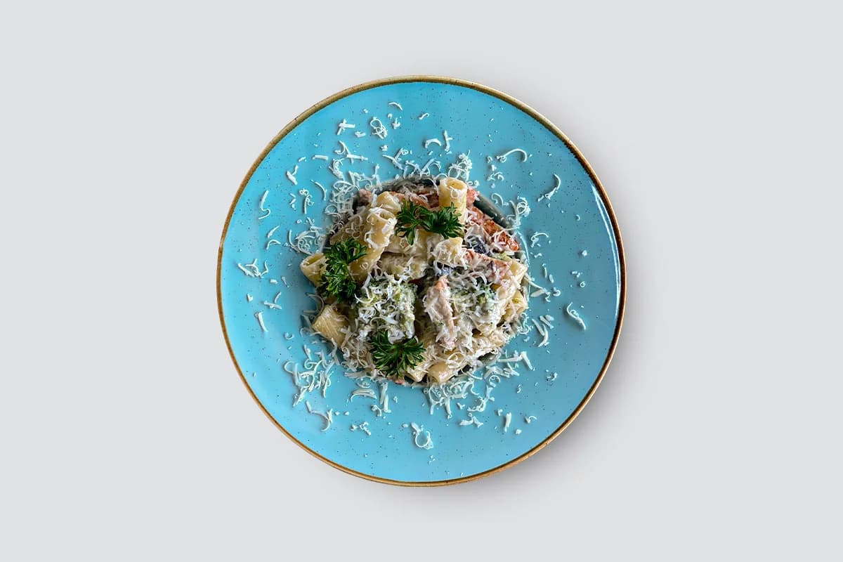 Паста с брокколи и курицей