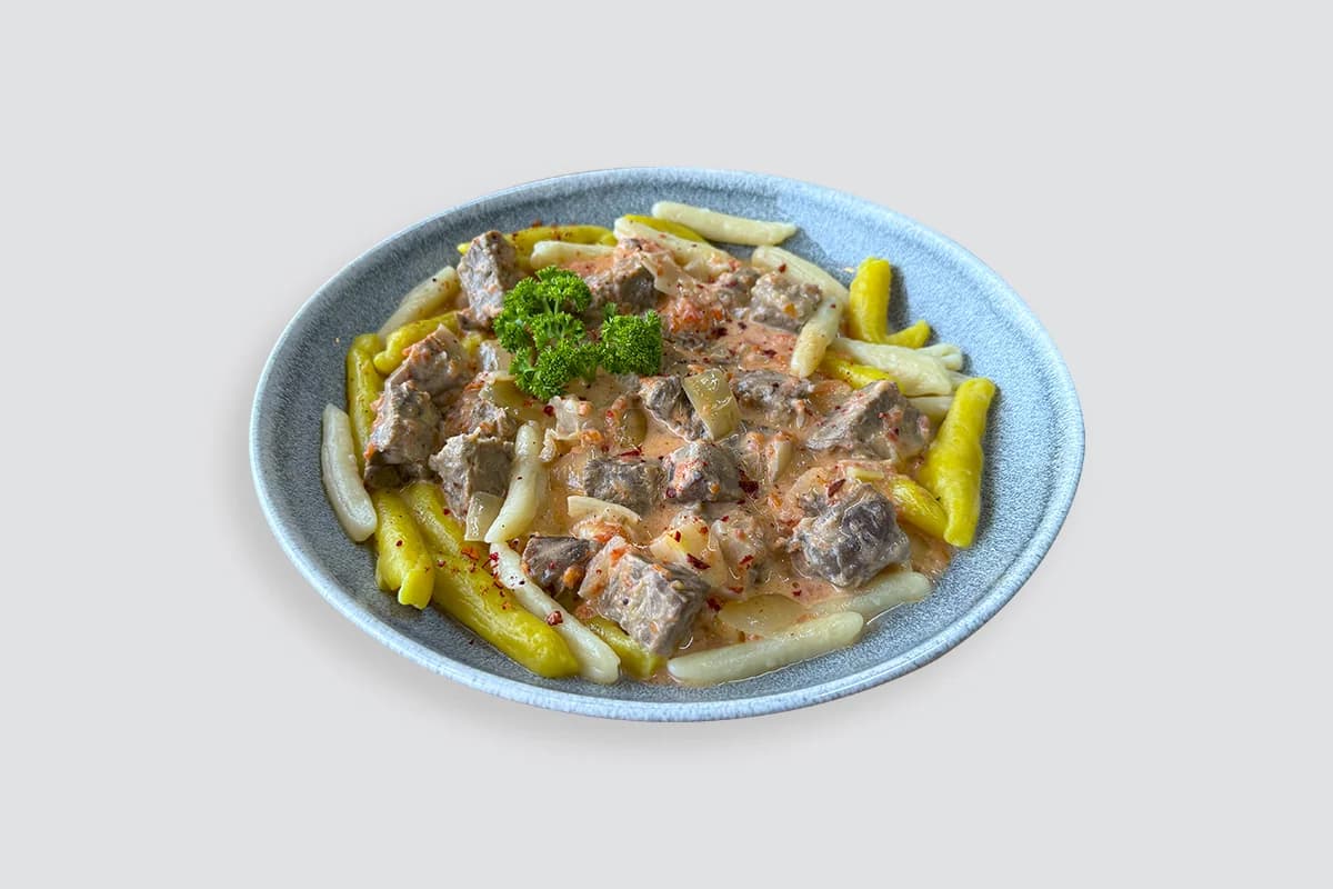 Галушки в сливочном соусе с мясом
