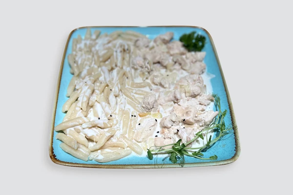 Курица в сливочном соусе с галушками